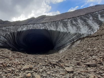 Exterior de la cueva de Jimbo, en la que murió el turista brasileño, en Ushuaia (Argentina).