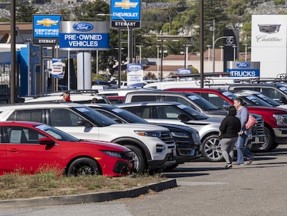 Dos clientes en un concesionario que vende coches de gasolina en Colma, California (Estados Unidos)