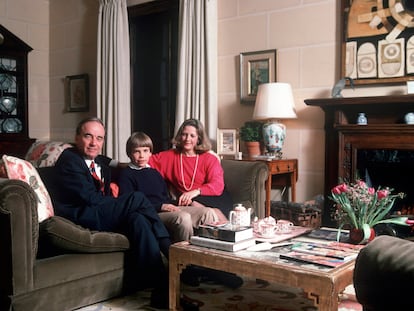 Rupert y Anna Murdoch con su hijo mayor, Lachlan: ha sido capaz de heredar el imperio paterno, pero en el pasado también fue capaz de irse