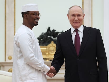 El presidente ruso, Vladímir Putin, estrechaba la mano del presidente interino de Chad, Mahamat Idriss Deby, durante una reunión en Moscú el pasado enero.