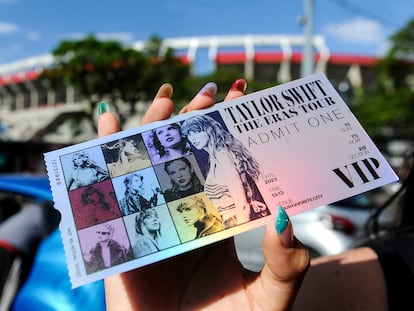 Fans de la cantante Taylor Swift muestran sus entradas para el recital de este jueves en Buenos Aires.