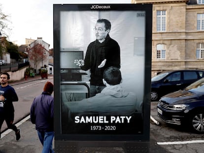 Un cartel de Samuel Paty, en la ciudad de Conflans-Sainte-Honorine, en noviembre de 2020.