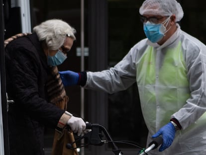 Un voluntario traslada una mujer de una residencia de Barcelona durante la primera ola de la pandemia.