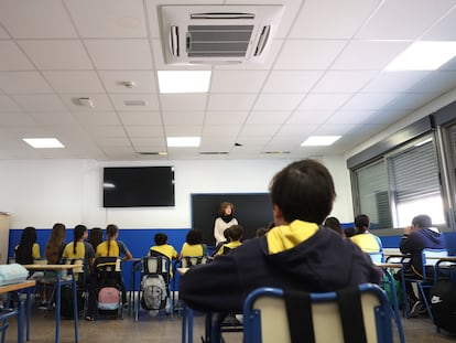 Alumnos de segundo de la ESO en un aula del colegio Hélade, en Boadilla del Monte, que el 30 de mayo presentó su nuevo sistema de climatización por aerotermia, que ha costado 500.000 euros.