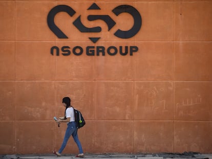 Una mujer en entrada de la empresa cibernética NSO Group, fabricante del software espía 'Pegasus', en Israel, en 2021.