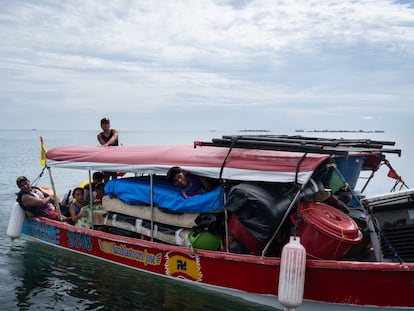 José López y su familia llegan a tierra firme con su mudanza desde la isla de Cartí Sugdub, en la comarca de Guna Yala (Panamá).