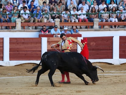 El diestro Morante de la Puebla lidia durante la corrida mixta que conforma el primer cartel de la Feria de Toros de Cáceres 2024.
