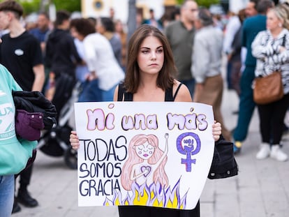 Participantes en una concentración en Pizarra, Málaga, para condenar el asesinato de un hombre a su expareja, de 49 años, el pasado domingo.