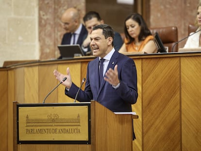 El presidente de la Junta, Juan Manuel Moreno, durante su intervención en el debate sobre el estado de Andalucía en el Parlamento autónomo.