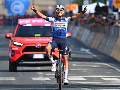 Alaphilippe cruza la meta en solitario para vencer la etapa 12 del Giro de Italia.