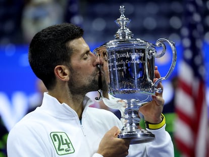 Djokovic besa el trofeo de campeón en la Arthur Ashe de Nueva York.