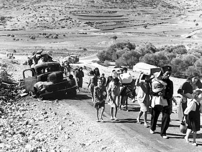 Un grupo de refugiados palestinos camina desde Jerusalén a Líbano, el 9 de noviembre de 1948.