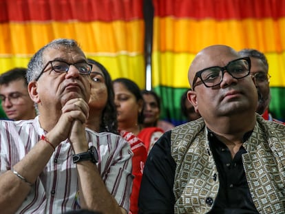 Hombres y mujeres veían este martes en directo el veredicto del Tribunal Supremo indio sobre el matrimonio igualitario en Mumbai.