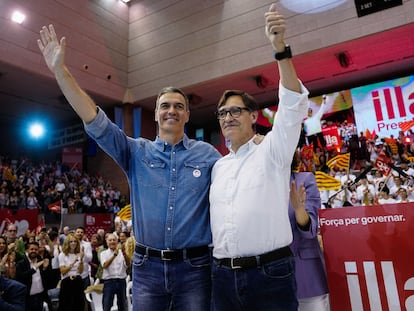 El presidente del Gobierno Pedro Sánchez y el candidato a la presidencia de la Generalitat, Salvador Illa, durante su asistencia al acto final de campaña del PSC, este viernes en Barcelona.