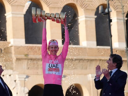 Pogacar levanta el trofeo Senza Fine, de ganador del Giro, ante el Coliseo de Roma.
