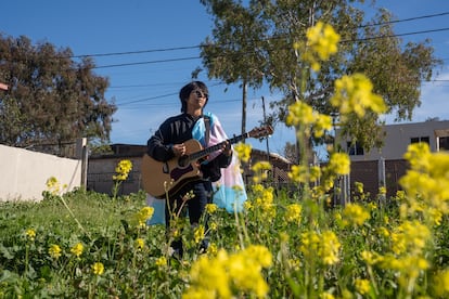 Govinda Martínez, de 15 años, con una bandera de la comunidad trans, junto a su casa en Rosarito (Baja California, México)