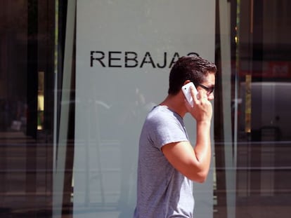 Un usuario habla con su teléfono móvil en una calle de Madrid.