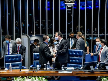 Un grupo de diputados habla en el Congreso de Brasil, el pasado 17 de febrero.