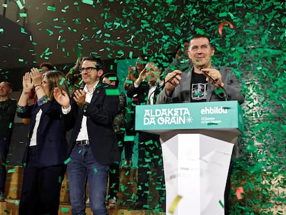 Celebración del resultado electoral de EH Bildu, este domingo en Bilbao. En el atril, el coordinador general de la organización, Arnaldo Otegi, y a su izquierda, el candidato a 'lehendakari', Pello Otxandiano.