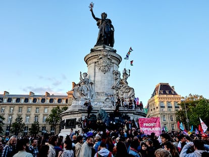 Manifestantes se reúnen en la Plaza de la República contra la victoria del partido de extrema derecha francés Rassemblement National en las elecciones europeas, en París, el 10 de junio de 2024.
