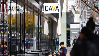 Personas en el exterior del restaurante Cava en Pasadena, California.