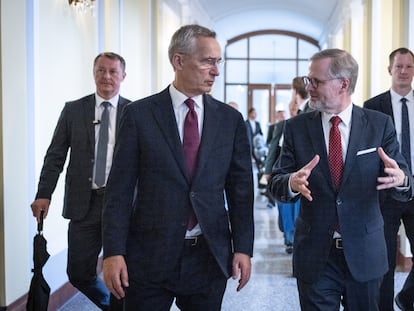 El secretario general de la OTAN, Jens Stoltenberg, junto al primer ministro checo, Petr Fiala, en Praga, este jueves.