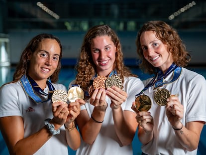 Las nadadoras del equipo nacional de natación artística, Txell Mas, Iris Tió y Paula Ramírez posan con sus medallas de oro en la piscina donde entrenan en el CAR de Sant Cugat del Vallés en Barcelona.