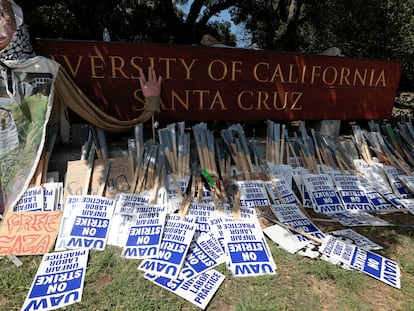 Pancartas de huelga en la entrada de la Universidad de California Santa Cruz, el pasado 20 de mayo.