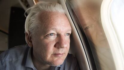 Julian Assange mira por la ventanilla del avión en los alrededores del aeropuerto de Bangkok, este martes.