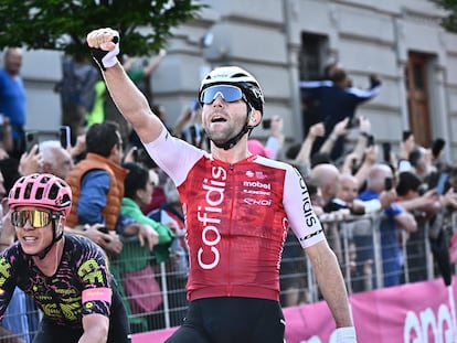 Benjamin Thomas celebra su victoria en la quinta etapa del Giro de Italia.