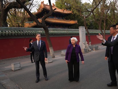 La secretaria del Tesoro de Estados Unidos, Janet Yellen (en el centro), y el embajador de este país en China, Nicholas Burns (izquierda), durante una visita a la academia imperial Guozijian Imperial College, este lunes en Pekín.