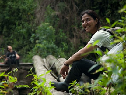 La bióloga Leyda Rimarachín posa en el bosque Bagua Grande, en el Amazonas peruano.