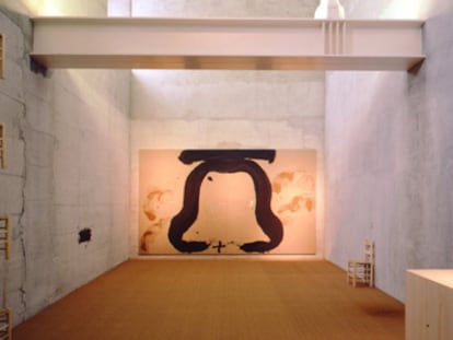 'Díptico de la Campana' (1991), de Antoni Tàpies, en la Sala de Reflexión de la Universidad Pompue Fabra (UPF), en Barcelona.