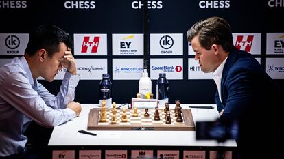 Ding y Carlsen, durante su partida de la primera ronda