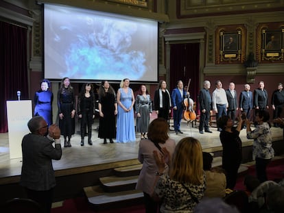 Foto de familia de los participantes en el concierto en homenaje a las víctimas de las residencias durante la pandemia, en el Ateneo de Madrid, este sábado.