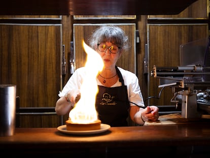 Una empleada de Los Caracoles quema el azúcar de una crema catalana.