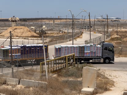 Un camión con ayuda humanitaria entra en la franja de Gaza por el paso de Kerem Shalom, este lunes.