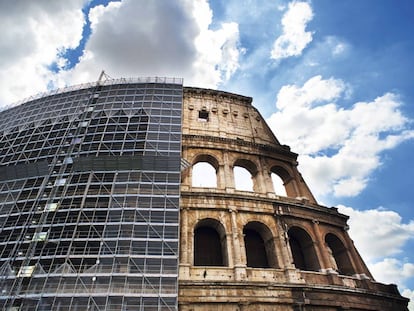 Así lucía la fachada sur del Coliseo bajo los andamios que acaban de ser retirados. Ahora, mejor ir a verlo con gafas de sol: el mármol travertino brilla sin la capa de negritud que lo cubría.