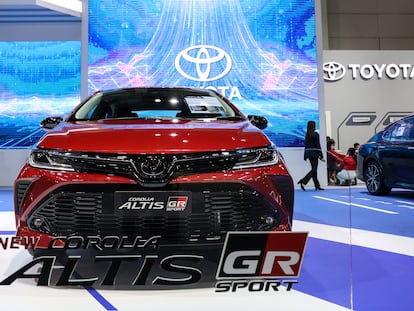 Un Toyota Corolla Altis GR Sport en el Salón del Automóvil de Bangkok 2023. El Corolla es el híbrido más vendido en España.
