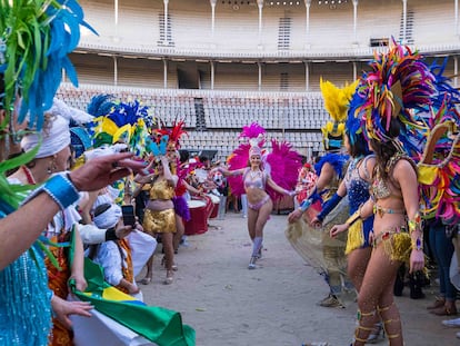 Desfilo Carnaval Río por Unidos de Barcelona para el evento de FANGO en el Monumental Club de Barcelona.