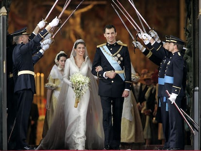 Los Príncipes de Asturias al término de la ceremonia pasan por el arco de sables de los compañeros de promoción de Don Felipe en las academias de oficiales de las Fuerzas Armadas.