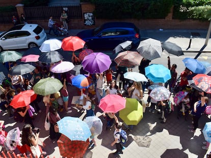 Familias del CEIP Ignacio Zuloaga protestan en medio de la acción 'Paraguas al Sol' al que se unieron otros 14 colegios en la Comunidad de Madrid este viernes