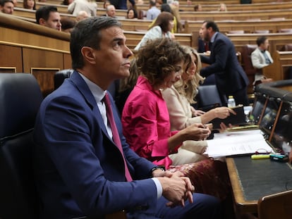 Pedro Sánchez, junto a las vicepresidentas María Jesús Montero y Yolanda Díaz, el miércoles en la sesión de control al Gobierno en el Congreso.