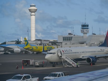Un avión de la aerolínea estadounidense Delta en el Aeropuerto Internacional de Cancún, en abril de 2022.