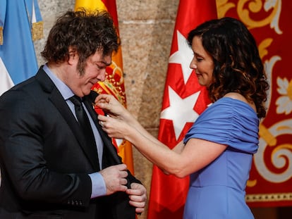 Isabel Díaz Ayuso entrega la Medalla Internacional de la Comunidad de Madrid a Javier Milei, el viernes en la sede de la comunidad.