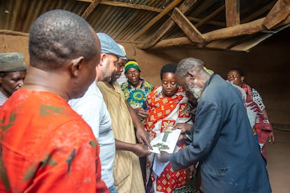 Varios miembros de una comunidad en Tanzania identifican artefactos ubicados en museos. 