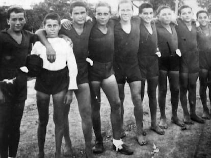 A la izquierda, Ruperto Sagasti, junto a otros Niños de la Guerra, en Odessa en 1937.