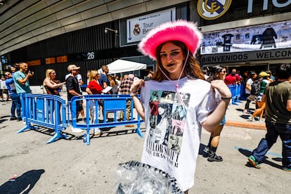 Una fan compra 'merchandising' del concierto de Taylor Swift en el Santiago Bernabéu, en Madrid.