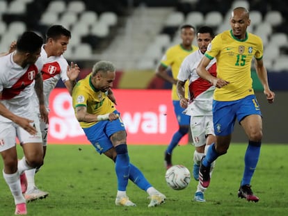 El brasileño Neymar patea el balón de rabona en el partido de las semifinales de la Copa América contra Perú disputado el pasado 6 de julio en el estadio Olímpico Nilton Santos de Río de Janeiro (Brasil).