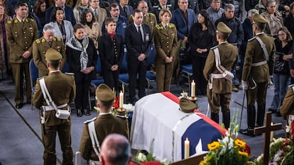 Autoridades chilenas asisten al funeral del suboficial mayor Carlos Cisterna, uno de los tres carabineros asesinados, este martes en Curanilahue.